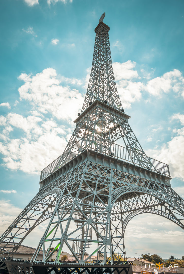 EN IMAGES - Une petite tour Eiffel vendéenne à côté de la vraie à Paris -  France Bleu